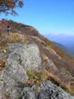 Hiking along the AT, on the cliffs below Race Mt. (62kb)